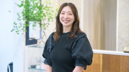 自然なツヤ感を実現！ スプリナージュの「シアーグロス　ジェリー」「ウォータリー　リペアオイル」の開発ストーリーと提案術——PearL CHIEさん